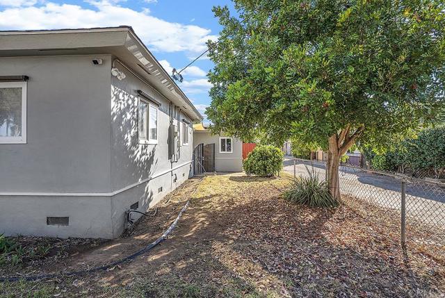 1137 S Pine Street, Escondido CA: https://media.crmls.org/mediaz/57065ffc-412b-4a8a-8f4d-0f9bd96ced29.jpg