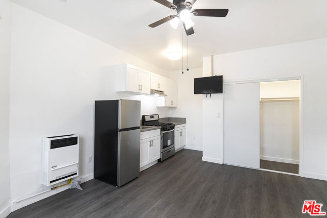 1820 W 11th Street, Los Angeles CA: https://media.crmls.org/mediaz/5706a9fd-9dd4-474f-84b8-af1fb6dfb1b8.jpg