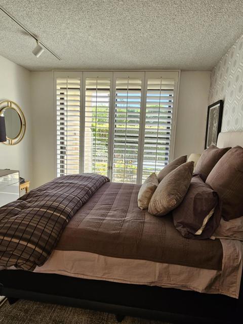 910 Island Drive, Rancho Mirage CA: https://media.crmls.org/mediaz/5706eae9-7d40-4e3b-b2e9-721ee89bae72.jpg