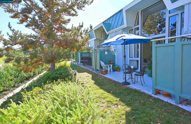 2748 Tice Creek Dr, Walnut Creek CA: https://media.crmls.org/mediaz/57091c4d-ab4c-4dd5-82ce-56ec40056fb9.jpg