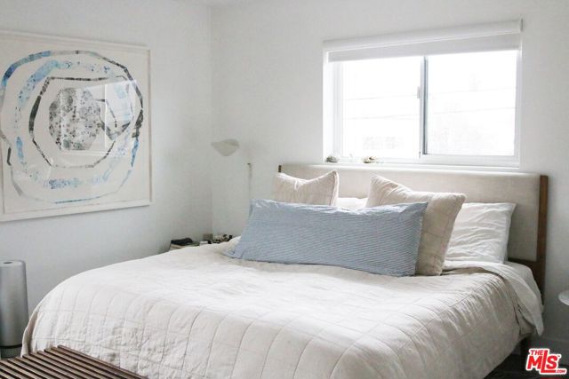 531 Venice Way, Venice CA: https://media.crmls.org/mediaz/570943b4-0268-4124-ad7a-54c4ea18a334.jpg