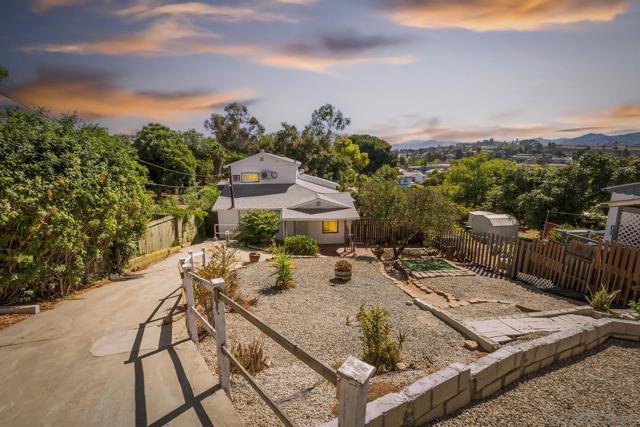 8545 Gardena Rd, Lakeside CA: https://media.crmls.org/mediaz/57096e14-2ec1-4f04-9040-3d6f24e6fc1b.jpg