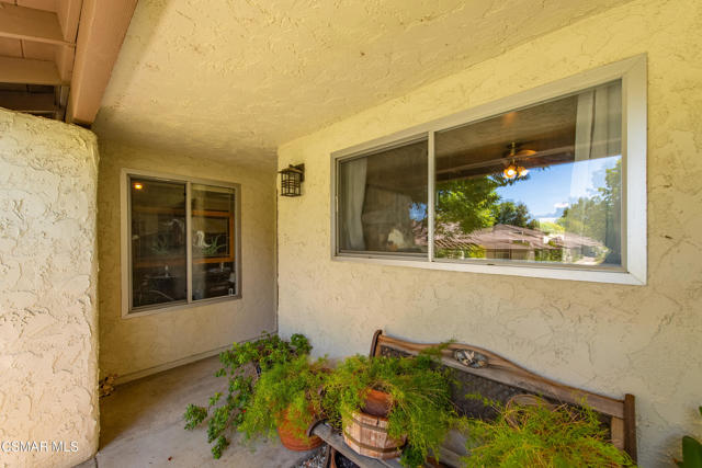1122 Canterford Circle, Westlake Village CA: https://media.crmls.org/mediaz/570a2070-f6f6-4a59-865f-012ef0ae1d92.jpg