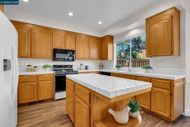 337 Saclan Terrace, Clayton CA: https://media.crmls.org/mediaz/570b5b7d-58bd-421f-b58c-ab443e9f52f0.jpg