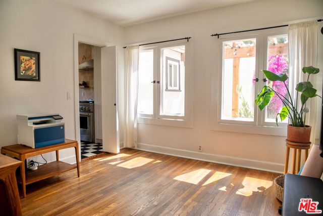 898 N Chester Avenue, Pasadena CA: https://media.crmls.org/mediaz/570b61a8-6c08-40ef-936a-a683f7d6acb9.jpg