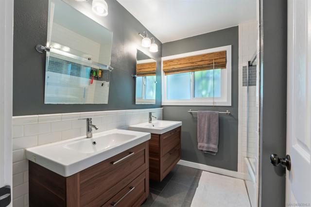 17924 Saint Andrews Dr, Poway CA: https://media.crmls.org/mediaz/570be116-63e2-4d36-b8c6-70cd255e7b83.jpg