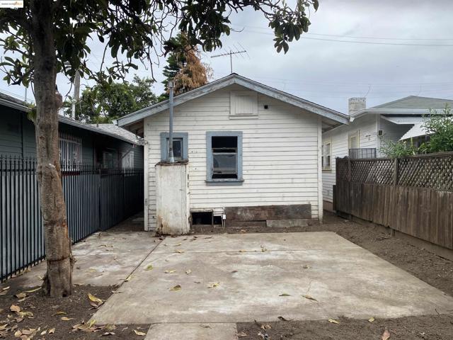 3654 39th Ave, Oakland CA: https://media.crmls.org/mediaz/570d3ec6-1938-47dd-9fb8-ebe3f8015395.jpg