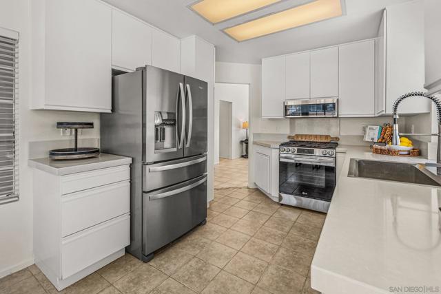 5341 Gooseberry Way, Oceanside CA: https://media.crmls.org/mediaz/570d8a07-3ce4-47e5-988c-427f80e6ca6f.jpg