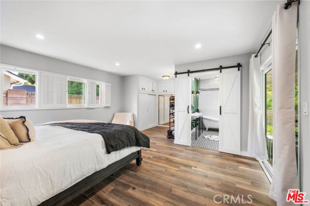 https://media.crmls.org/mediaz/570f5419-f95d-4a4d-aaab-3e6647f2d5c8.jpg?preset=X-Large