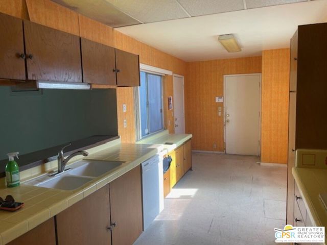 3060 N Farrell Drive, Palm Springs CA: https://media.crmls.org/mediaz/571077a9-bb72-45ff-b508-b92ab7a8c9a7.jpg