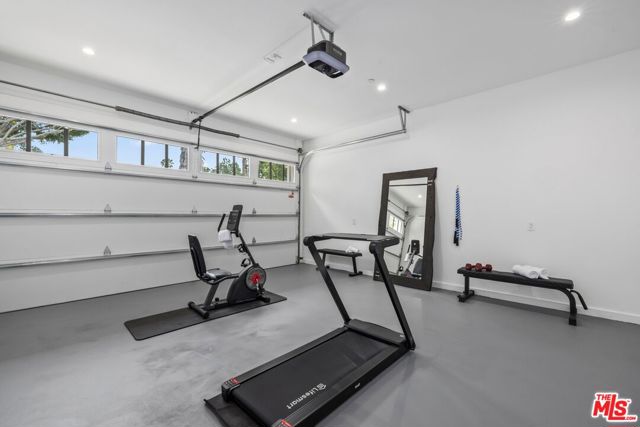633 N Formosa Avenue, Los Angeles CA: https://media.crmls.org/mediaz/57109713-1638-4548-8029-a684874bd74f.jpg