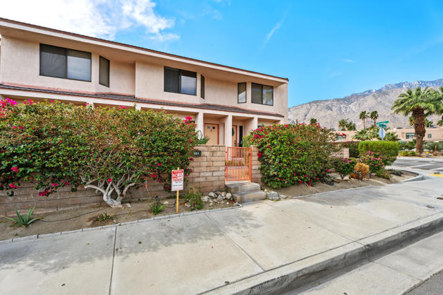 401 E Vista Chino, Palm Springs CA: https://media.crmls.org/mediaz/5711efa5-0403-42f3-a3c0-a1b98b12f258.jpg