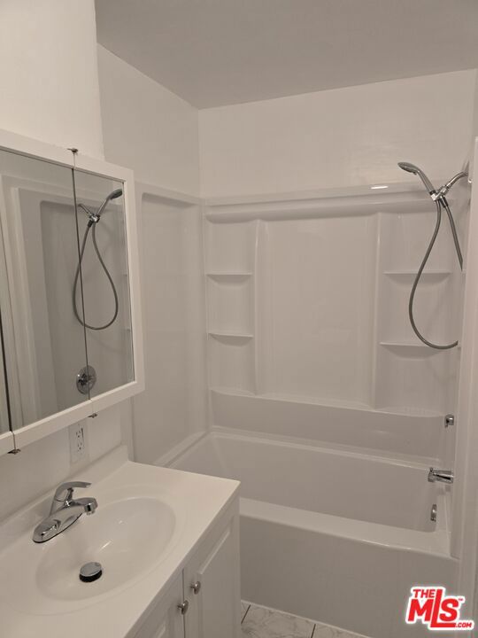 1414 S Wilton Place, Los Angeles CA: https://media.crmls.org/mediaz/57126576-26a1-4d06-8499-f65c11258170.jpg
