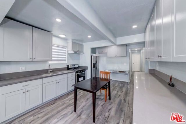 1726 W 37th Place, Los Angeles CA: https://media.crmls.org/mediaz/571349a3-026b-4168-b45c-8751593fe6a5.jpg