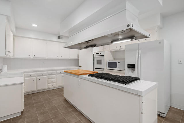 16445 Garvin Drive, Encino CA: https://media.crmls.org/mediaz/57136cec-2934-45ba-9368-abe8e0815cf1.jpg