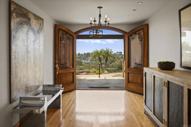 Detail Gallery Image 5 of 75 For 6301 Castejon Dr, La Jolla,  CA 92037 - 4 Beds | 3 Baths