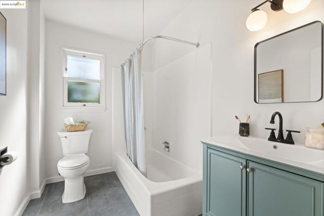 4008 Woodruff Ave, Oakland CA: https://media.crmls.org/mediaz/57142393-5a23-4142-90d2-214f15e3fdb9.jpg
