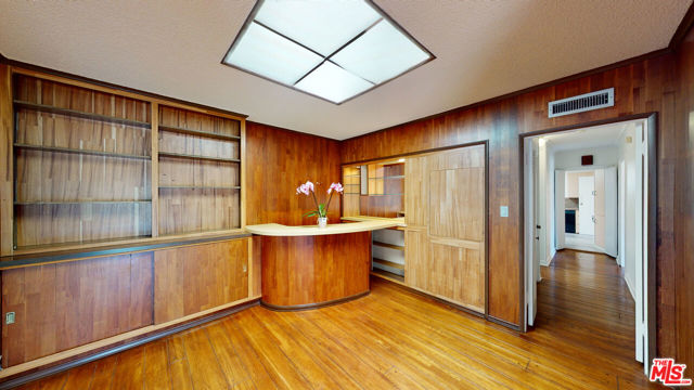 525 N Rexford Drive, Beverly Hills CA: https://media.crmls.org/mediaz/571445c7-edb0-451c-b371-aaa6fa24eca9.jpg
