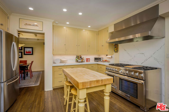 500 N Las Palmas Avenue, Los Angeles CA: https://media.crmls.org/mediaz/571482f6-0290-4f50-93c5-bb60c8a7e6a9.jpg