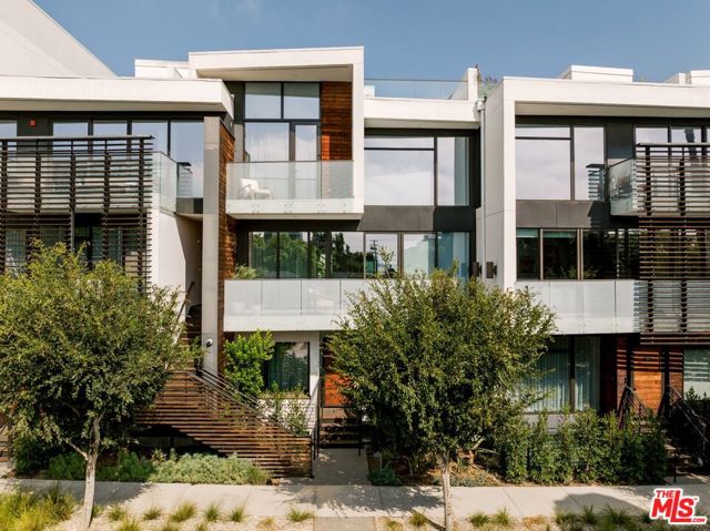 702 N Doheny Drive, West Hollywood CA: https://media.crmls.org/mediaz/5715c415-a507-4a48-b5c8-f79c4474f097.jpg