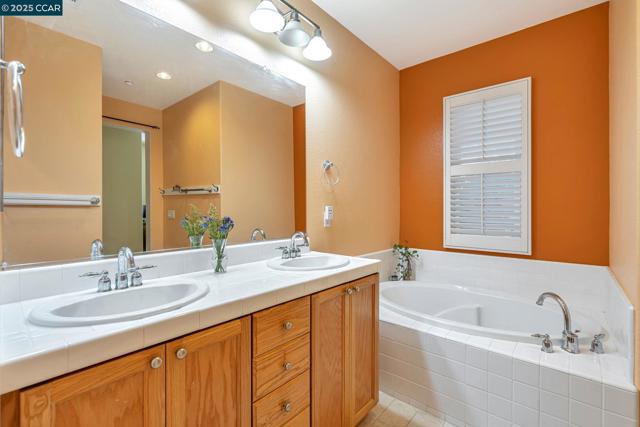 2036 Serra Ln, Hercules CA: https://media.crmls.org/mediaz/5716273a-c589-46db-903a-74db3da43a13.jpg