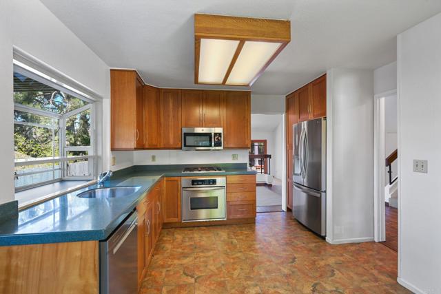 9574 Paseo Montril, San Diego CA: https://media.crmls.org/mediaz/5716c920-d771-4eed-9ce2-34795338a4c7.jpg