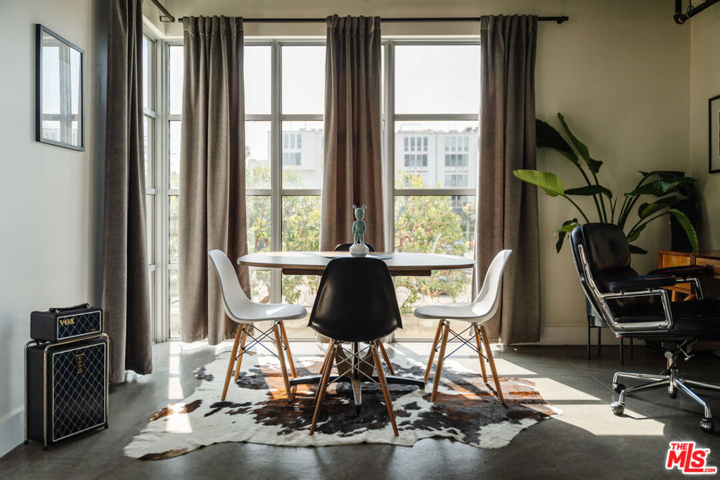 https://media.crmls.org/mediaz/57170cf3-50b1-4b52-b9bc-5c695c4cb52b.jpg?preset=X-Large