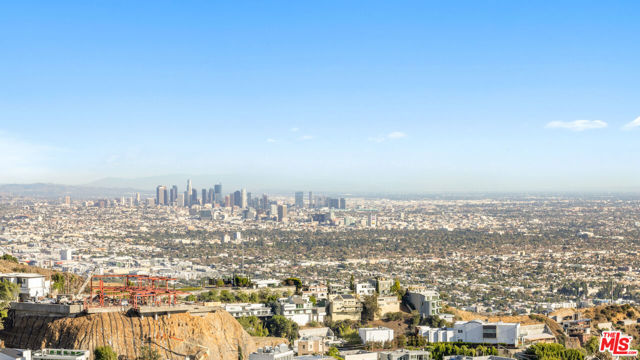 2231 Sunset Plaza Drive, Los Angeles CA: https://media.crmls.org/mediaz/57183a4b-3656-4203-b367-d4da11ba3c12.jpg