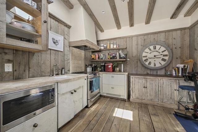3 Vintage Court, Woodside CA: https://media.crmls.org/mediaz/5718c27b-d207-4ac6-ba92-f340f285fc17.jpg