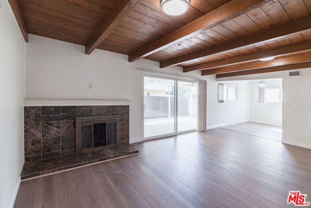 8646 Corbin Avenue, Northridge CA: https://media.crmls.org/mediaz/571975ee-8708-4db2-9553-dd8f1dab372a.jpg