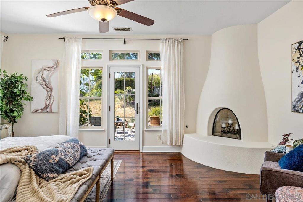 https://media.crmls.org/mediaz/57197f85-e01e-4f03-a92e-e1d23e0fa353.jpg?preset=X-Large