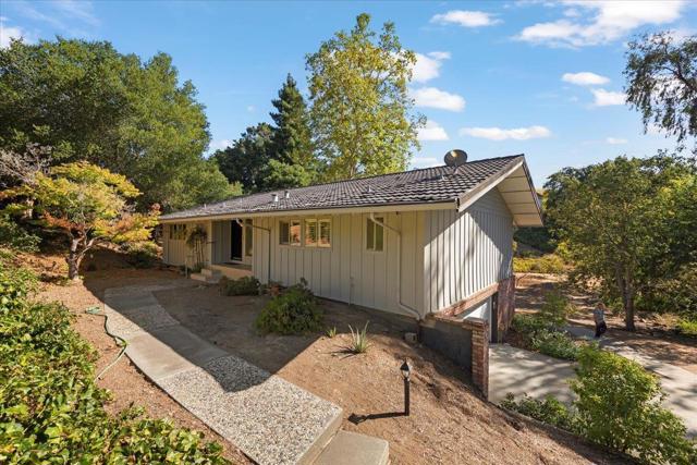 15292 Stratford Court, Monte Sereno CA: https://media.crmls.org/mediaz/5719e7f1-ef57-4800-b39b-1f1d954e2220.jpg