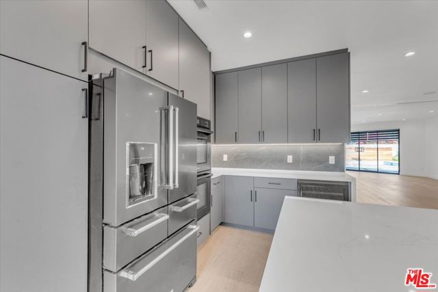 5456 Hazeltine Avenue, Sherman Oaks CA: https://media.crmls.org/mediaz/571a1772-4cd0-4099-95fb-6e6f24fbc854.jpg