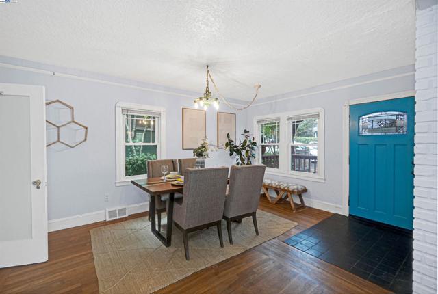 3908 Archmont Pl, Oakland CA: https://media.crmls.org/mediaz/571bb37a-8aad-415b-94c2-eb64efd158c4.jpg