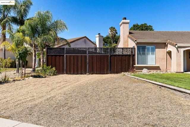 1126 Deerpark Rd, Oakley CA: https://media.crmls.org/mediaz/571c170f-6158-4809-9283-4d7cb2490fce.jpg