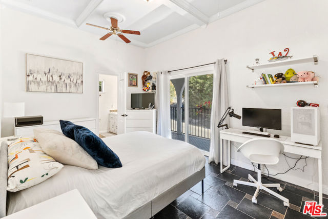 1923 Sunset Plaza Drive, Los Angeles CA: https://media.crmls.org/mediaz/571ca924-056d-4e4c-921d-de51448a4485.jpg