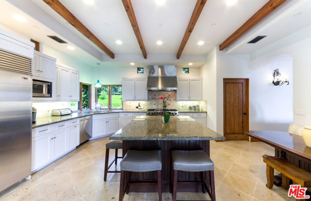 27355 Pacific Coast Highway, Malibu CA: https://media.crmls.org/mediaz/571d5c4c-a0d9-48fe-93d9-b35d2aad12d5.jpg