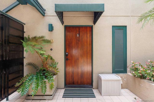 8132 Camino Del Sol, La Jolla CA: https://media.crmls.org/mediaz/571e9a6e-15ac-4a89-bd03-177bf4eb61a0.jpg