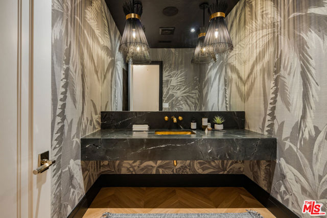 11753 Wetherby Lane, Los Angeles CA: https://media.crmls.org/mediaz/571eef07-75b1-4ab9-ad93-144023df36a6.jpg