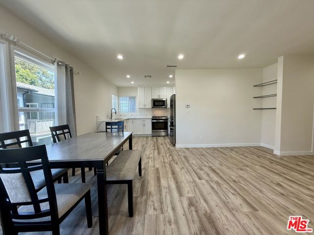 5248 Whitsett Avenue, Valley Village CA: https://media.crmls.org/mediaz/571f3882-e05b-4764-ac72-b6162a026cb6.jpg