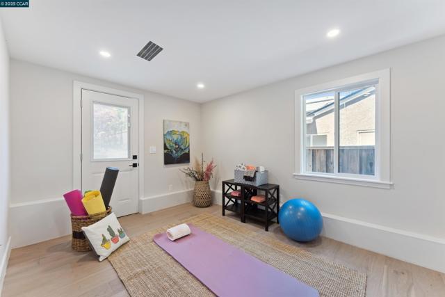 951 Yorkshire Ct, Lafayette CA: https://media.crmls.org/mediaz/571fde23-0f7f-4ae2-96f9-e5e8258e2726.jpg