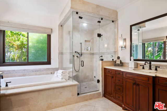 14318 Valley Vista Boulevard, Sherman Oaks CA: https://media.crmls.org/mediaz/57207787-e3de-4415-abac-4f809bcc7688.jpg