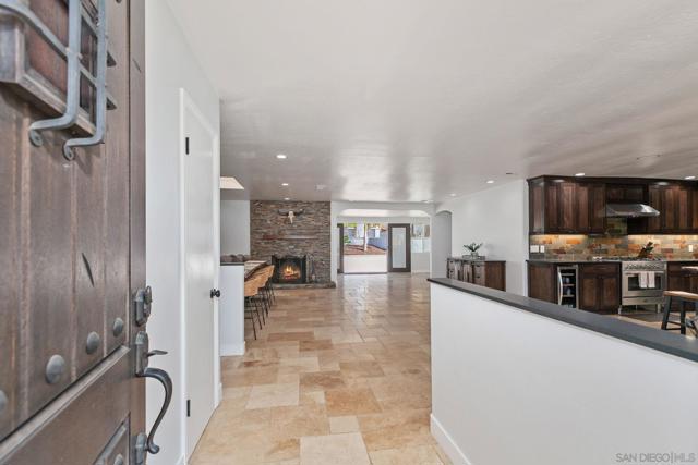 704 Matagual Dr, Vista CA: https://media.crmls.org/mediaz/5720cced-fc8b-4ba8-b1c8-e62c7df12e09.jpg