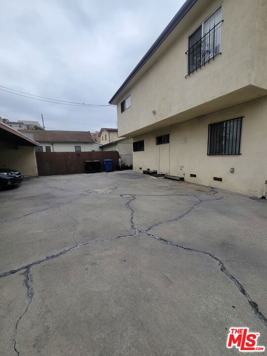 1038 S Harvard Boulevard, Los Angeles CA: https://media.crmls.org/mediaz/57218f30-d8a9-42b8-b473-f5985bf2883b.jpg