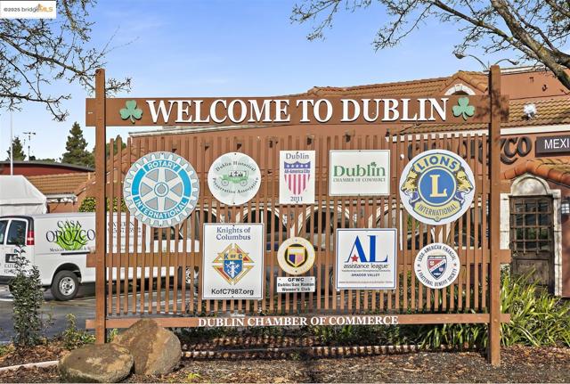 4153 Clarinbridge Cir, Dublin CA: https://media.crmls.org/mediaz/5721a471-e89d-4c4e-a70a-099685e12b11.jpg