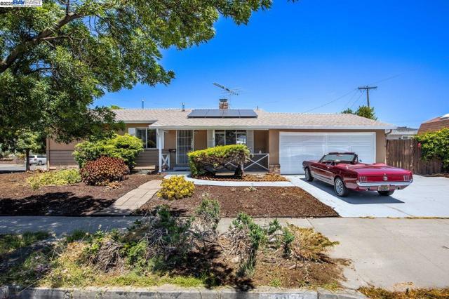 40122 Besco Dr, Fremont CA: https://media.crmls.org/mediaz/5721b3b4-fdbe-4d5d-b06f-b5ed2e2b2512.jpg