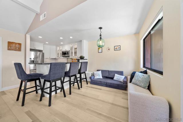 2459 Caminito Ocean Cv, Cardiff by the Sea CA: https://media.crmls.org/mediaz/5721f853-3506-42e3-8bed-beb3b210f0f9.jpg
