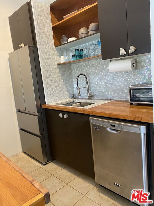 1 Papaya Road,  CA: https://media.crmls.org/mediaz/572244fc-7c49-4a97-8814-5caa4abfb16e.jpg