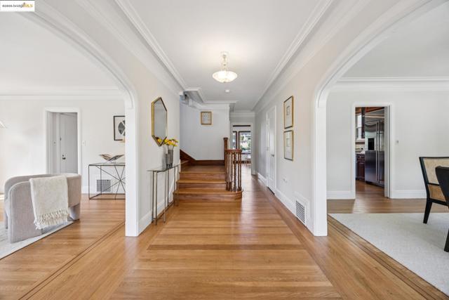 700 Longridge Rd, Oakland CA: https://media.crmls.org/mediaz/57228c2e-1c68-4e8b-9e0f-43d21e7a4e0a.jpg