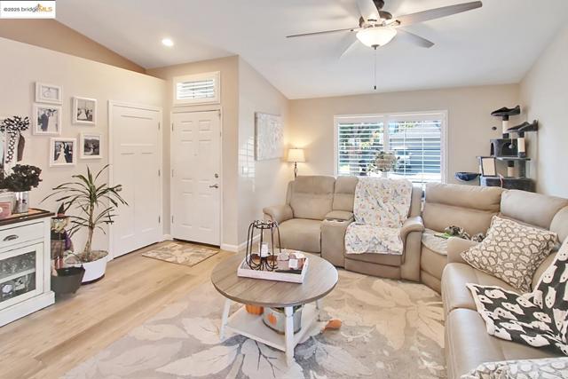 3050 Browning Ct, Brentwood CA: https://media.crmls.org/mediaz/57229154-6e01-4dd8-9972-c55c32edd865.jpg